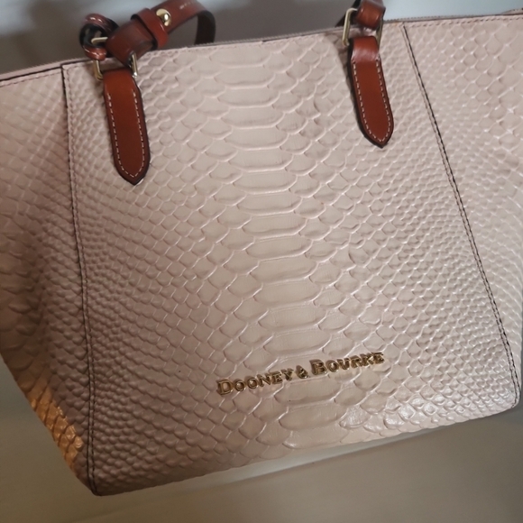 Dooney & Bourke Leather Maxine Tote / Shoulder Bag in Blush Pink - Picture 6 of 12